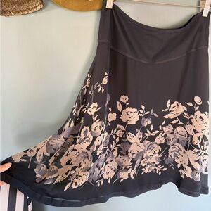 The limited vintage Y2K silk skirt black with tan / grey flowers sz 4
